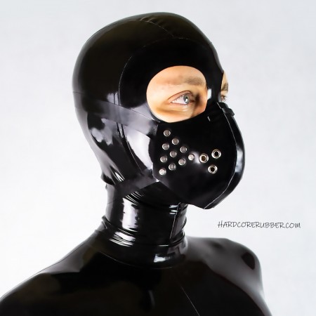 Rubber face mask with rivets - model.03